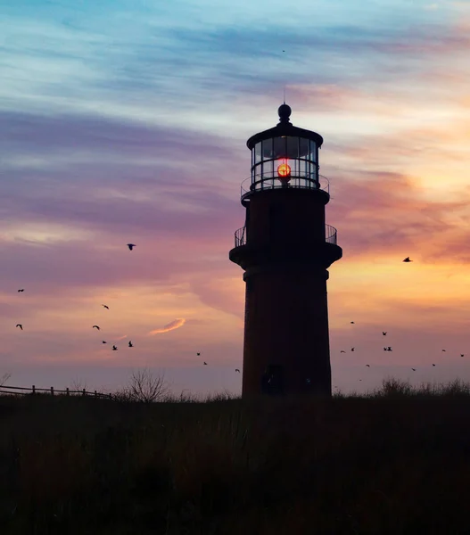 Martha 's Vineyard' daki Sunset 'teki Aquinnah Deniz Feneri.