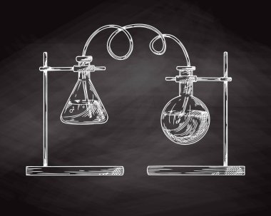 Kimyasal laboratuvar objelerinin çizimi. Tebeşir tahtasında yapılan kimyasal bir deney için cam eşyalar. Vektör ilaç şişeleri, deney tüpleri ve deney tüpleri. Keşif ve kimya sembolü.