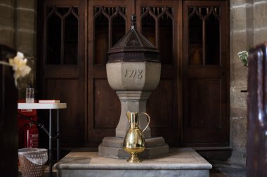 Wakefield, Batı Yorkshire, Birleşik Krallık - 03 Ekim 2021: Aziz Peter Havari Kilisesi, Kirkthorpe Yolu. Tarihsel vaftiz yazı tipi.