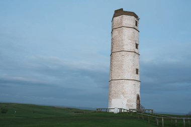 Flamborough, Yorkshire, İngiltere - 20 Aralık 2020: Akşam vakti Old Flamborough Deniz Feneri. 