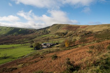 Mam Tor tepesinin ve renkli vadinin güzel sonbahar manzarası. Peak District Ulusal Parkı, Birleşik Krallık. 