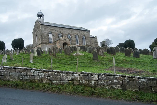 聖シュテファン旧教会の正面にある墓地 イギリス ノース ヨークシャーのロビン フッド ベイ地区 — ストック写真