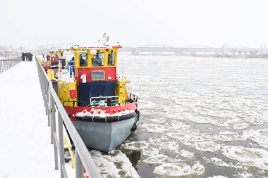 Çeçen, Pomeranya, Polonya - 29 Aralık 2021: Vistula Nehri üzerindeki Çeçenistan 'da buzkıran.