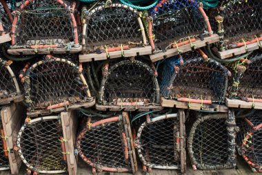 Ahşap, ağ ve metal çubuklardan yapılmış yengeç tuzakları..