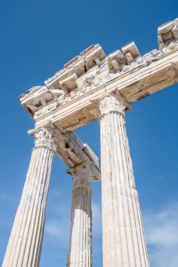 Antik şehir Kenar 'daki Apollo Tapınağı' nda görünen Korint tarikatı sütunları. Türk Rivierası.