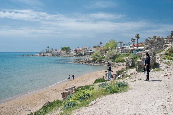 Kenar, Antalya İli, Türkiye - 16 Nisan 2022: Turistler güzel güneşli bir günde Akdeniz manzarasının tadını çıkarıyorlar.