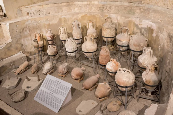 Türkiye 'nin antik Kenti Side' da yapılan arkeolojik kazılar sırasında antik su sürahileri bulundu.