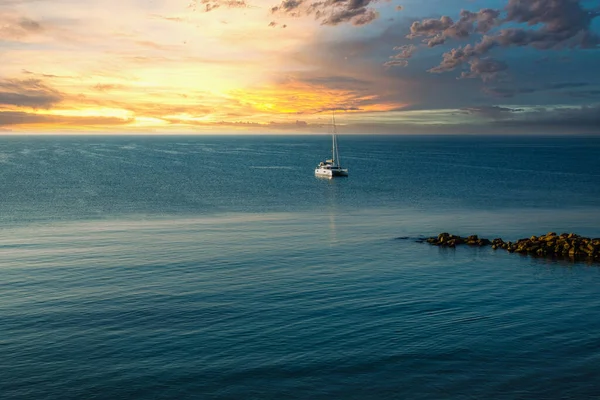 Segelboot Der Morgensonne Der Küste — Stockfoto