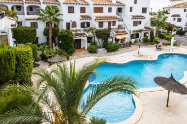 Tipik Kanarya tarzı tatil evleri ve tropikal bitkiler