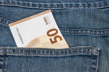 Cebinde para var. Kot pantolonun cebinde 50 Euro var.