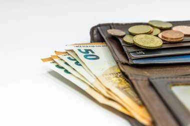 İçinde para ve kredi kartları olan kahverengi deri cüzdanı aç.