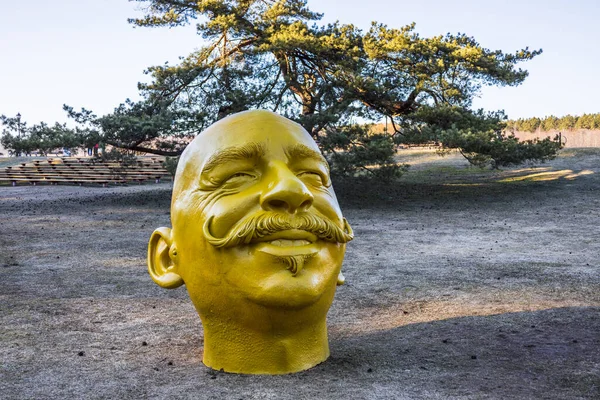 Tête humaine drôle jaune sculpture, Birstonas, Lituanie — Photo
