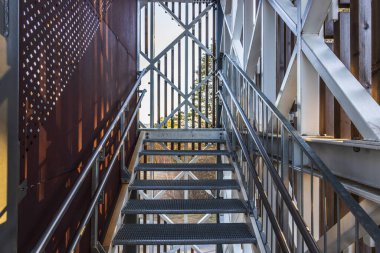 Paslanmaz metal parmaklıklı çelik yapımı ve düşme korumalı.