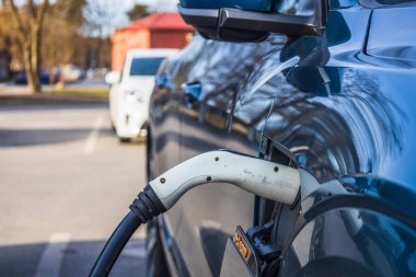 Elektrik kablosu takılı elektrikli araç ya da EV araba