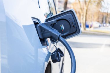 Elektrik kablosu takılı elektrikli araç ya da EV araba