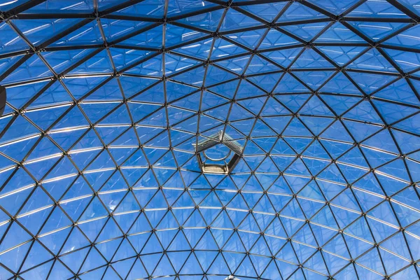 Δομική γυάλινη πρόσοψη καμπυλωτή οροφή μοντέρνου αρχιτεκτονικού κτιρίου — Φωτογραφία Αρχείου