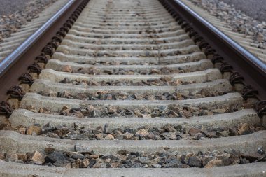 Demiryolu rayları seçici odak ve bulanık arkaplanı kapatır