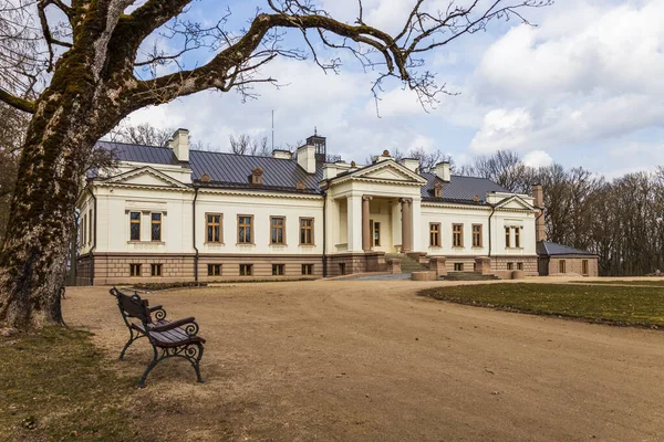 1800-talets arkitektoniska ensemble - Gelgaudiskis Manor, Litauen — Stockfoto
