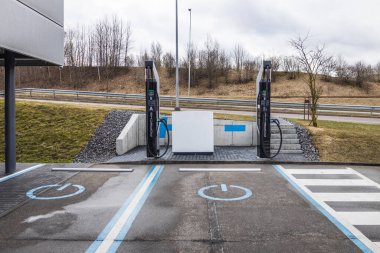 Açık otoparktaki elektrikli araba şarj istasyonu.