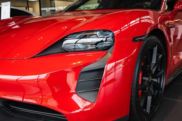 Kırmızı Porsche Taycan 4 ön sol görünüm