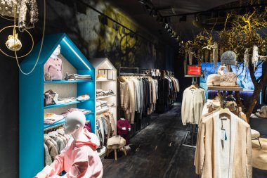 Lüks alışveriş merkezi, iç giyim mağazası. Panorama, Vilnius, Litvanya 10 Nisan 2022