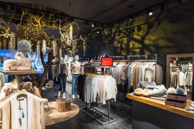 Lüks alışveriş merkezi, iç giyim mağazası. Panorama, Vilnius, Litvanya 10 Nisan 2022