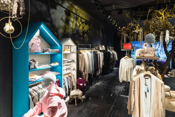 Lüks alışveriş merkezi, iç giyim mağazası. Panorama, Vilnius, Litvanya 10 Nisan 2022