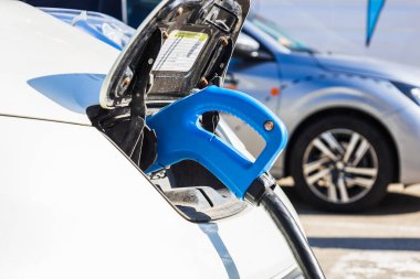 Elektrik kablosu takılı elektrikli araç ya da EV araba
