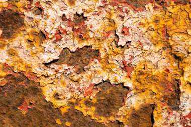 Boya pul pul dökülen ve çatlayan desenli paslı metal yüzey.