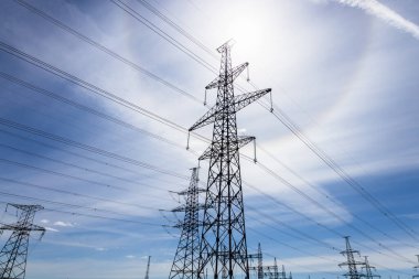 Yüksek voltaj direği veya yüksek voltaj elektrik kulesi ve iletim güç hatları