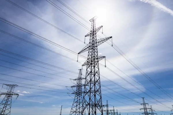 Yüksek voltaj direği veya yüksek voltaj elektrik kulesi ve iletim güç hatları