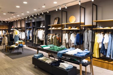 Yepyeni bir moda mağazasının içinde. Panorama, Vilnius, Litvanya 10 Nisan 2022