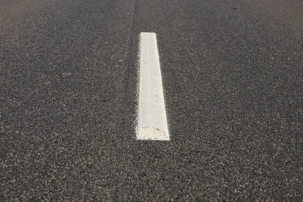 Asfaltová cesta s jednolitou bílou čárou značení silnice — Stock fotografie