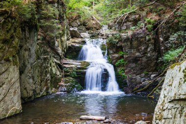 Çek Cumhuriyeti 'nde Huntava nehrinde Resov şelaleleri