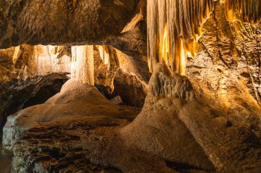 Sarkıtlar ve dikitlerle dolu bir mağara. Punkva Mağaralarının jeolojik oluşumu
