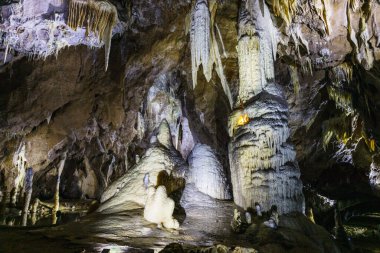 Sarkıtlar ve dikitlerle dolu bir mağara. Punkva Mağaralarının jeolojik oluşumu