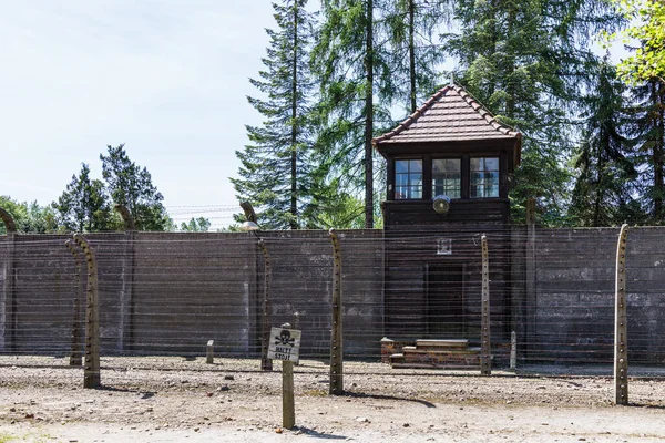 Alambre de púas y torre de vigilancia alrededor del campo de concentración de Auschwitz-Birkenau. Oswiecim, Polonia, 16 de mayo 2022 —  Fotos de Stock