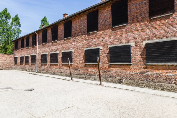 Edificios del campo de concentración de Auschwitz-Birkenau. Monumento al Holocausto. Oswiecim, Polonia, 16 de mayo 2022 —  Fotos de Stock