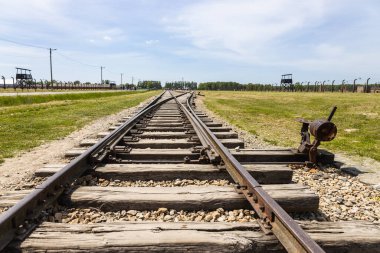 Auschwitz-Birkenau toplama kampına giden izlerle sabit erişim