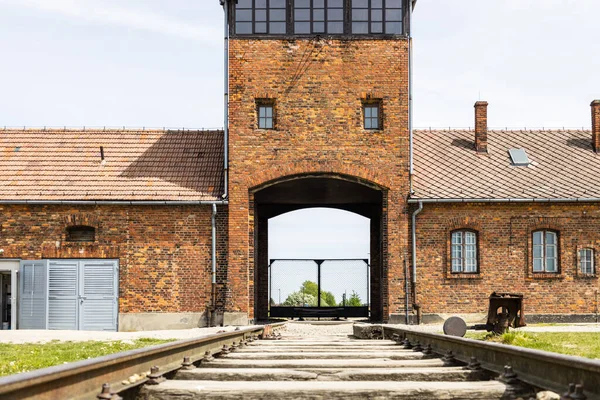 Tory kolejowe prowadzące do głównego wejścia do obozu koncentracyjnego Auschwitz-Birkenau. Oświęcim, Polska, 16 maja 2022 r. — Zdjęcie stockowe