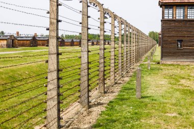 Auschwitz-Birkenau toplama kampının etrafındaki dikenli teller ve gözetleme kuleleri. Oswiecim, Polonya, 16 Mayıs 2022