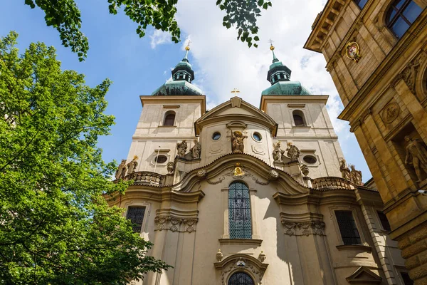 チェコ共和国プラハの聖ハヴェル教会のバロック様式のファサード — ストック写真