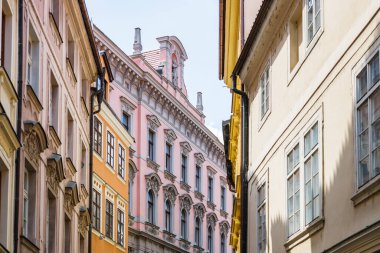 Çek Cumhuriyeti 'nin Prag kentindeki renkli evler.