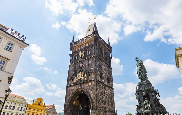 カレル橋の端を守る旧市街橋塔とプラハ旧市街への入り口 — ストック写真