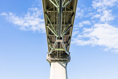 Yaya köprüsünün altında devasa çelik mastürbasyon..