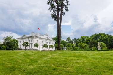 Uzutrakis malikânesi ve parkın dış görünüşü etkileyici. Uzutrakis, Litvanya 10 Haziran 2022.