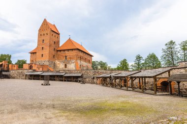 Trakai Kalesi 'nin avlusunda. Trakai, Litvanya 10 Haziran 2022.