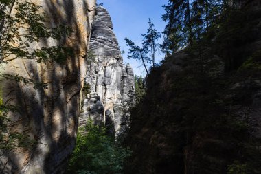 Adrspach 'taki kum taşı oluşumları, Adrspach-Teplice Kayalıkları' nın bir parçası, Çek Cumhuriyeti.
