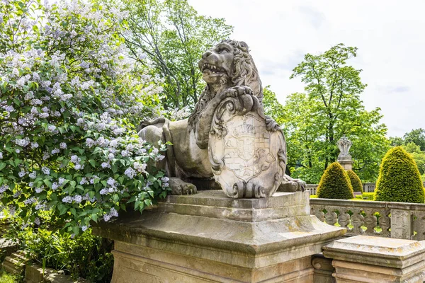 Estátua Leão Pedra Com Brasão Armas Perto Castelo Ksiaz Walbrzych — Fotografia de Stock