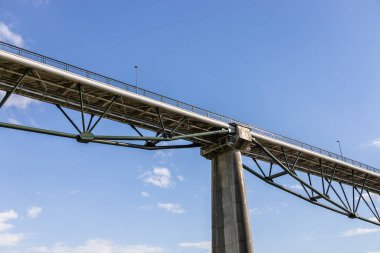 Köprünün büyük endüstriyel çelik ve beton yapı yapısı.